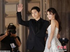 宋仲基素颜直播晒好皮肤 摸耳朵被赞可爱 宋仲基素颜直播晒好皮肤 摸耳朵被赞可爱